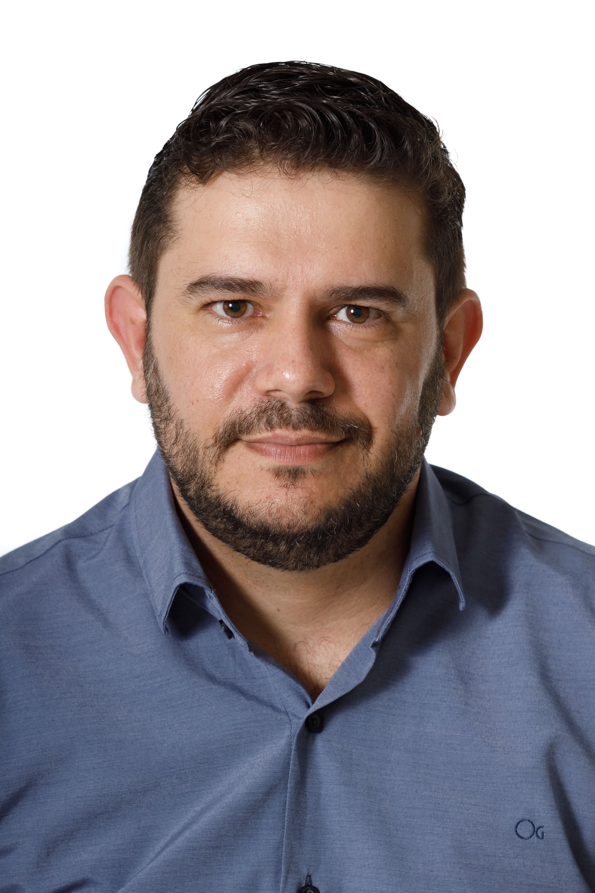 Vereador Rodrigo Rezende e sua esposa juntos no Estúdio Foco em Cianorte, ela sentada em banqueta de madeira e ele em pé ao lado