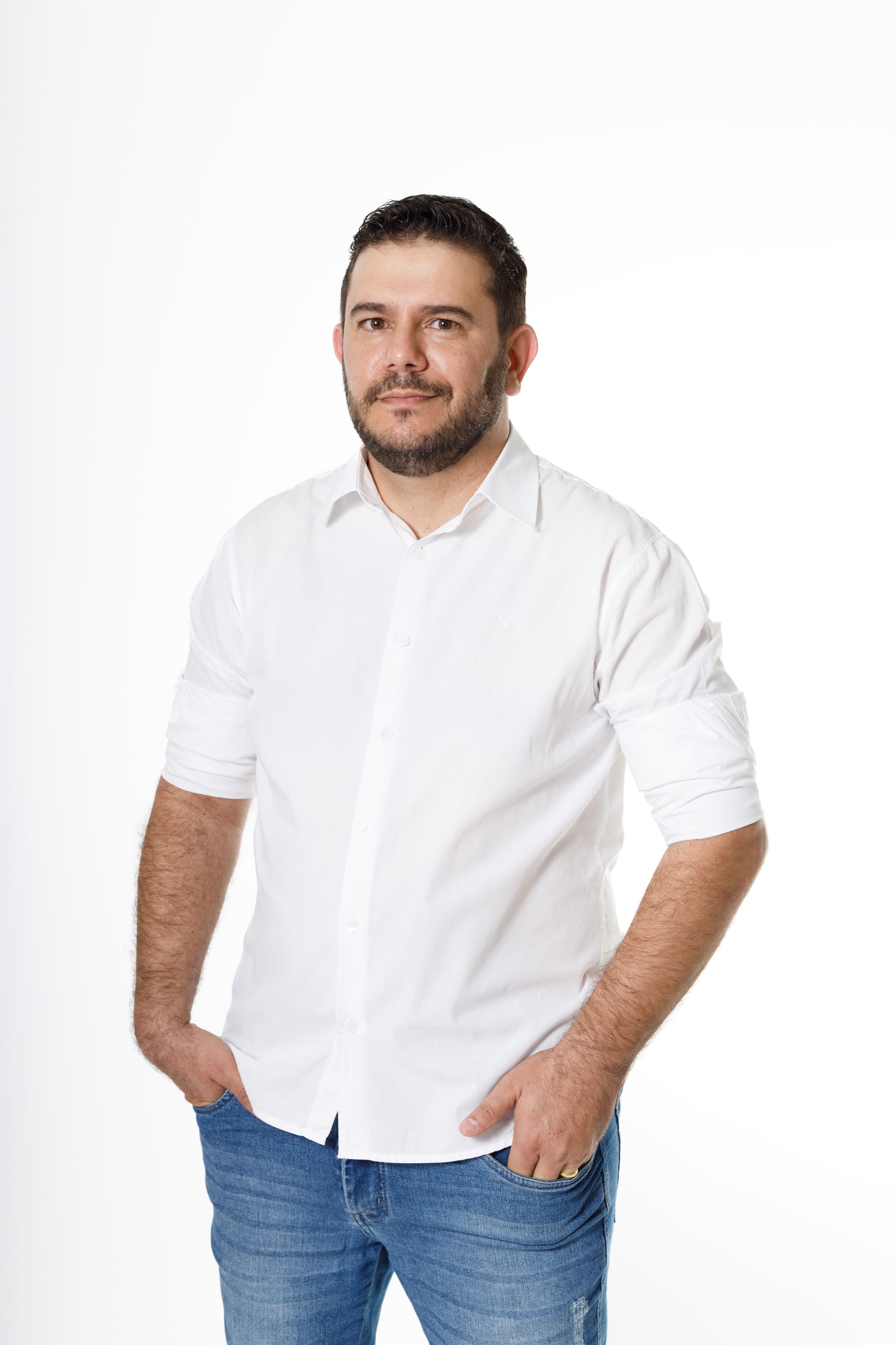 Retrato de Rodrigo Rezende de braços cruzados transmitindo autoridade e liderança para campanha eleitoral em Cianorte