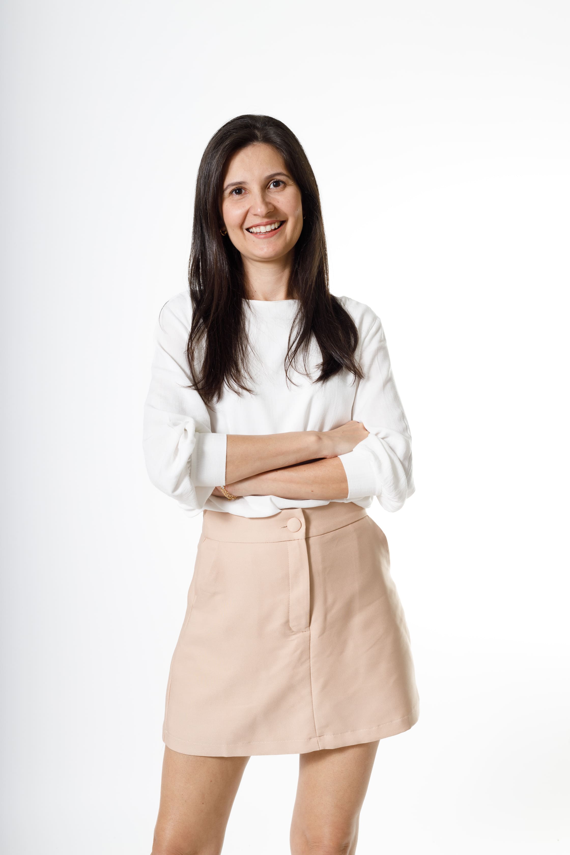 Casal Rodrigo Rezende e esposa no estúdio, ela em pé ao lado dele que está sentado na banqueta, poses que transmitem apoio e união