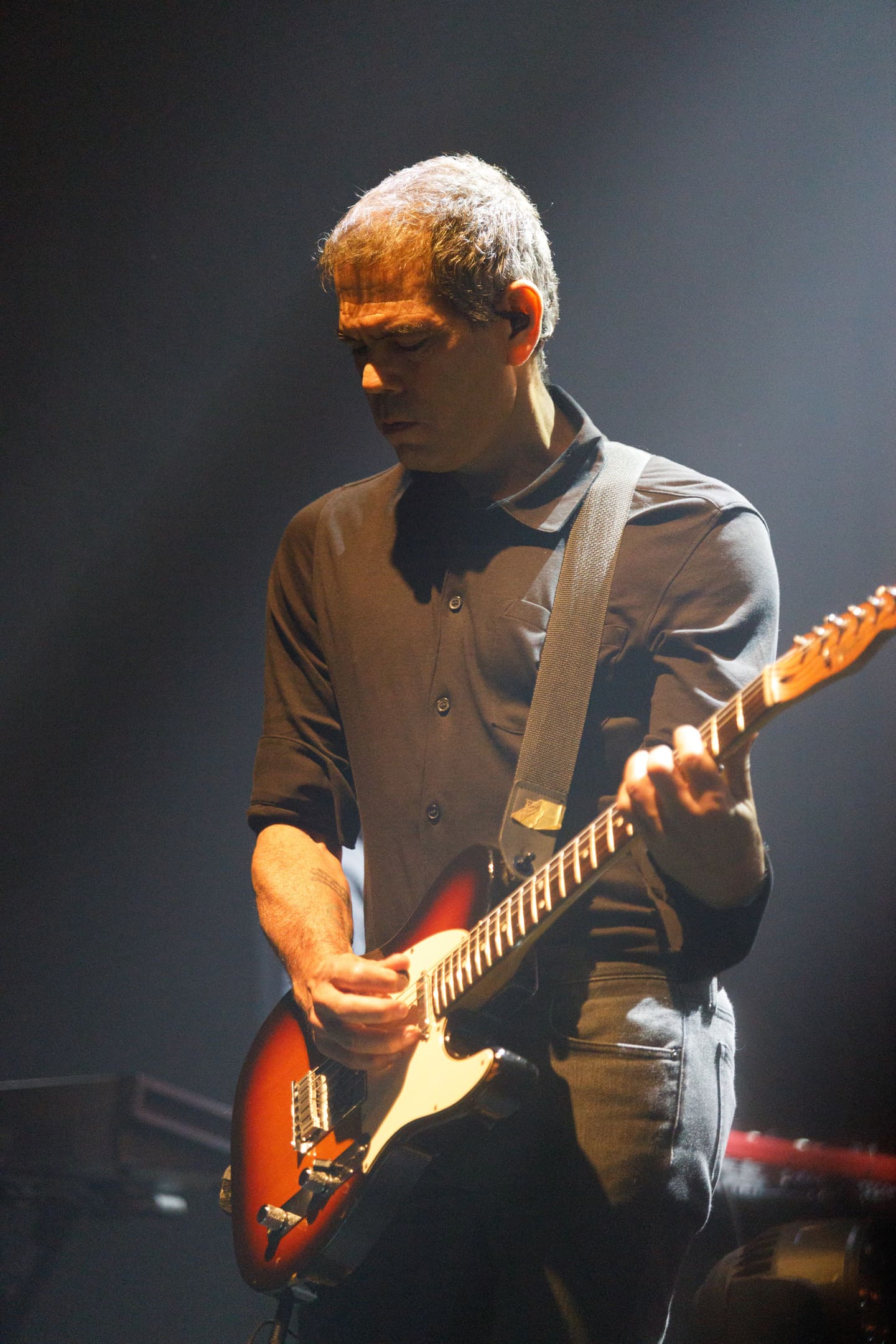 Dado Villa-Lobos tocando guitarra elétrica no show da turnê As V Estações na Paraná Expo Maringá