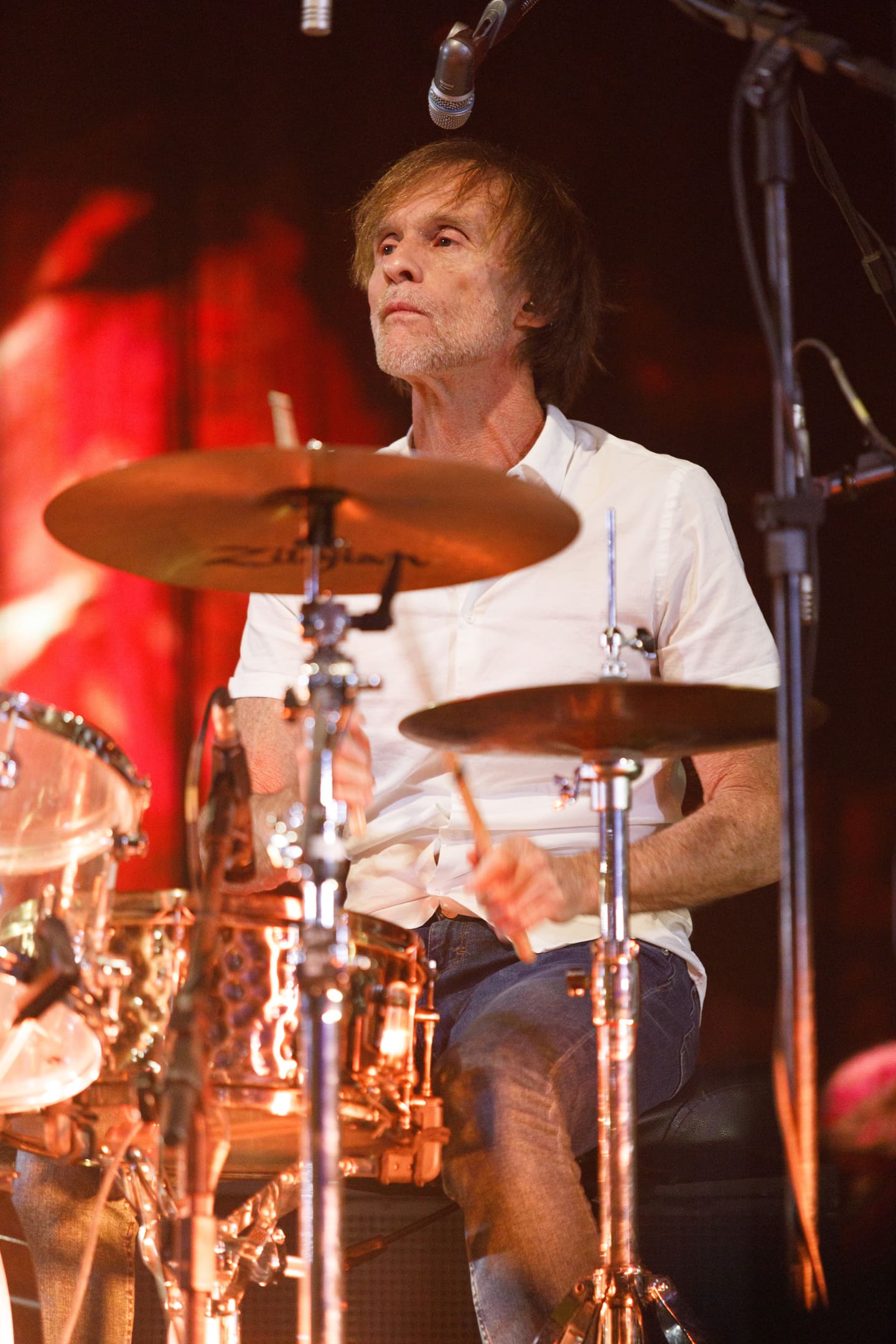 Marcelo Bonfá tocando bateria Zildjian no show As V Estações na Paraná Expo em Maringá