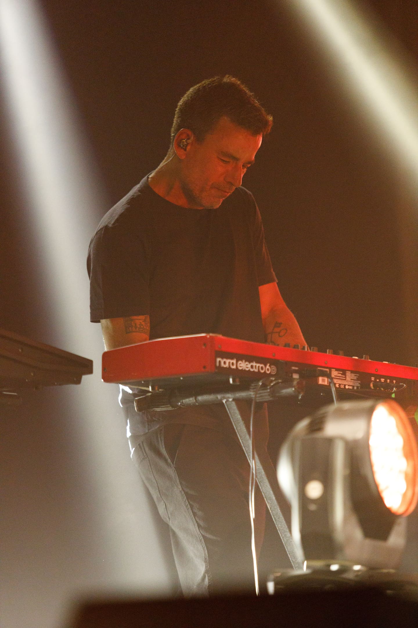 Tecladista tocando Nord Electro 6 no show As V Estações de Dado Villa-Lobos e Marcelo Bonfá